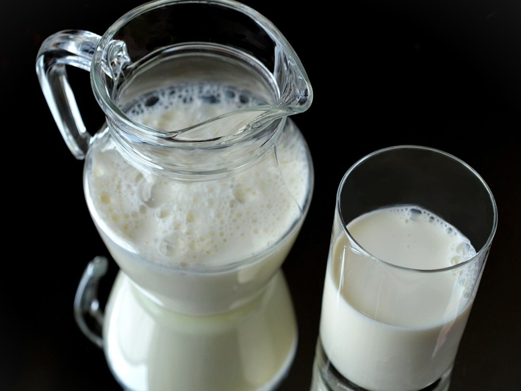 В ручной клади пассажира, следовавшего из Украины обнаружена молочная продукция без документов