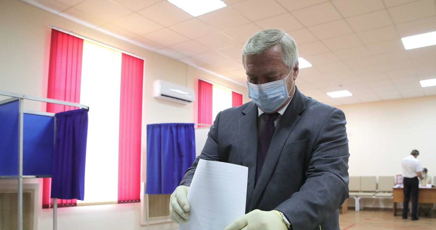 Губернатор Василий Голубев принял участие в голосовании по поправкам в Конституцию РФ