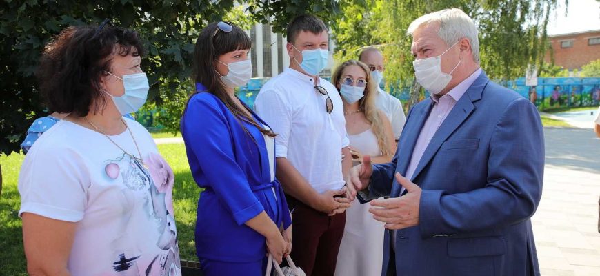 Голубев с жителями Константиновска
