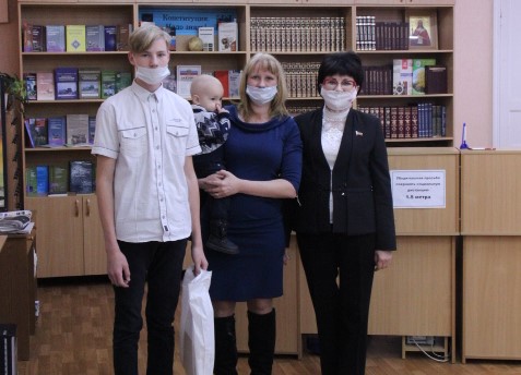Школьники Волгодонского района и Волгодонска получили планшеты от депутата
