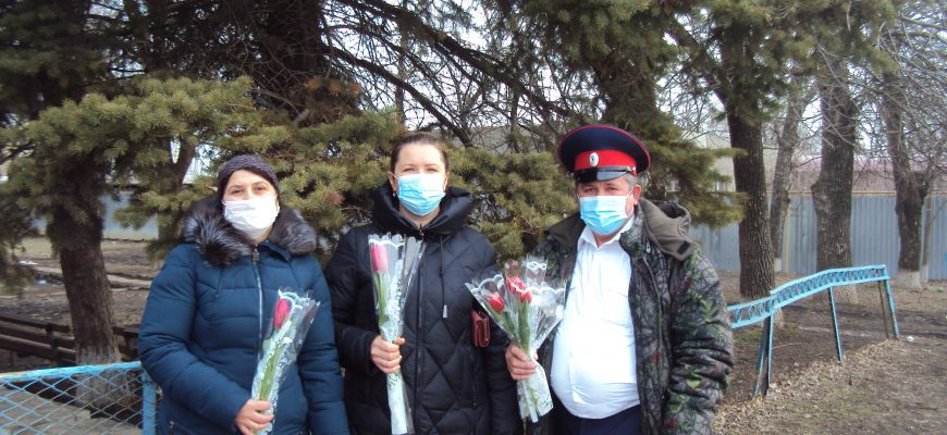 Дарите женщинам цветы