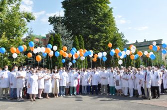 Врачи и ученые Ростовского НМИЦ онкологии запустили шары в честь 90-летия центра