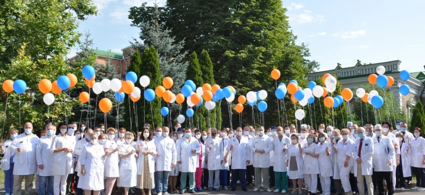 Врачи и ученые Ростовского НМИЦ онкологии запустили шары в честь 90-летия центра