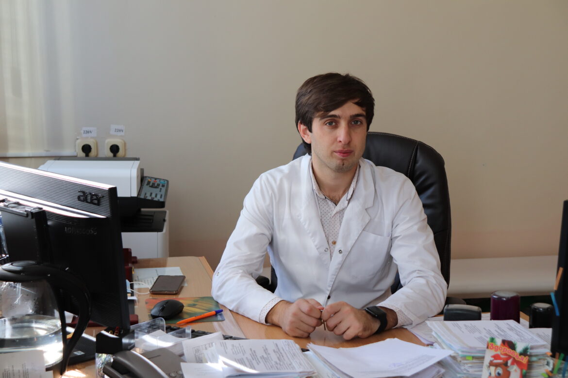 Заведующий поликлиникой ЦРБ Волгодонского района Байрам Бахтиярович Раджапов рассказал о коронавирусе с точки зрения врача и пациента