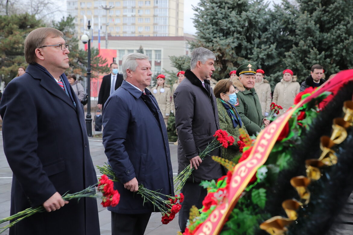 В день 80-летия освобождения Ростова губернатор возложил цветы к мемориалу «Павшим воинам»