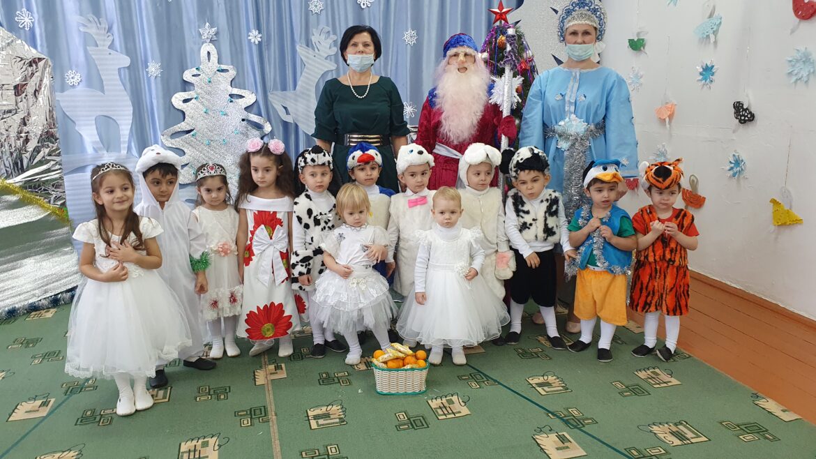 В детском саду «Звездочка» прошел новогодний утренник для младшей группы