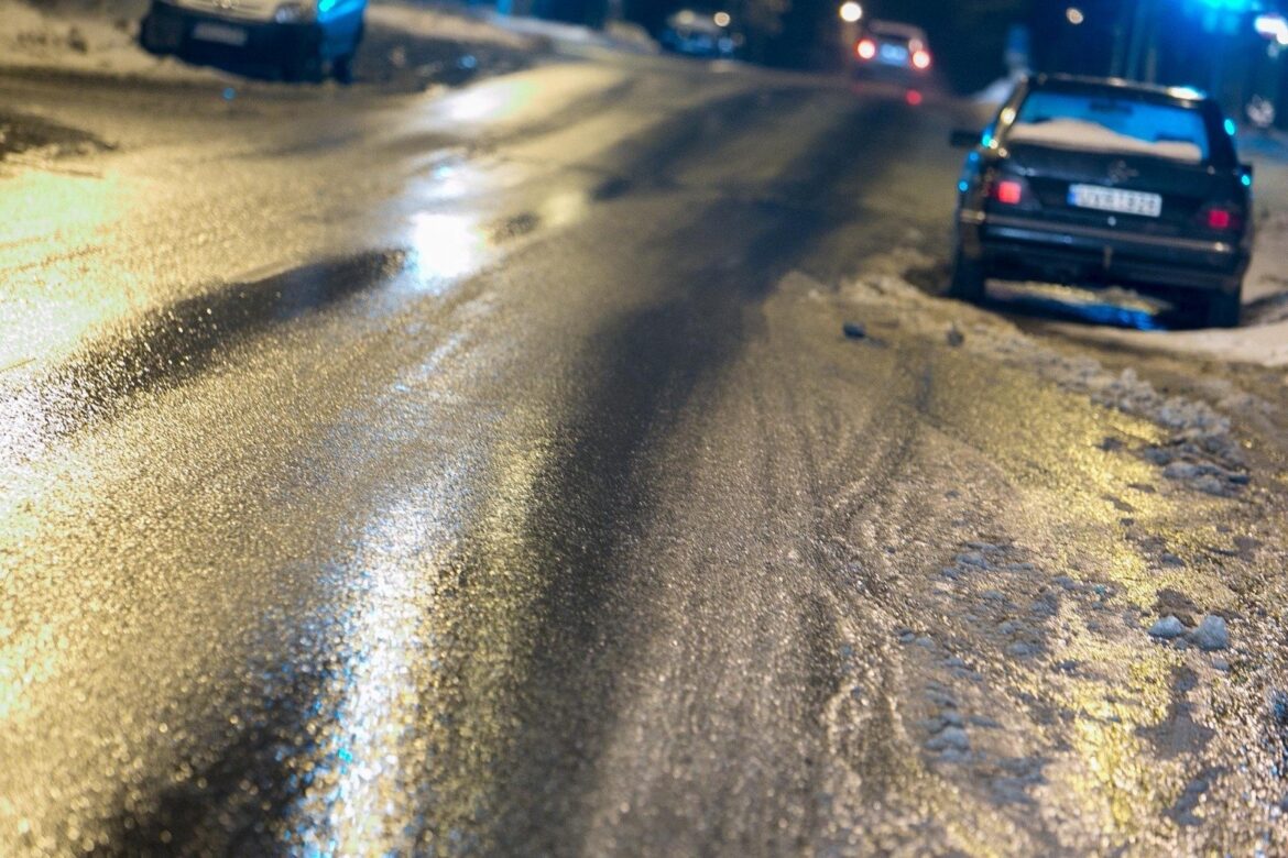 Из-за ухудшения погоды автолюбителей Волгодонского района просят быть крайне внимательными на дороге