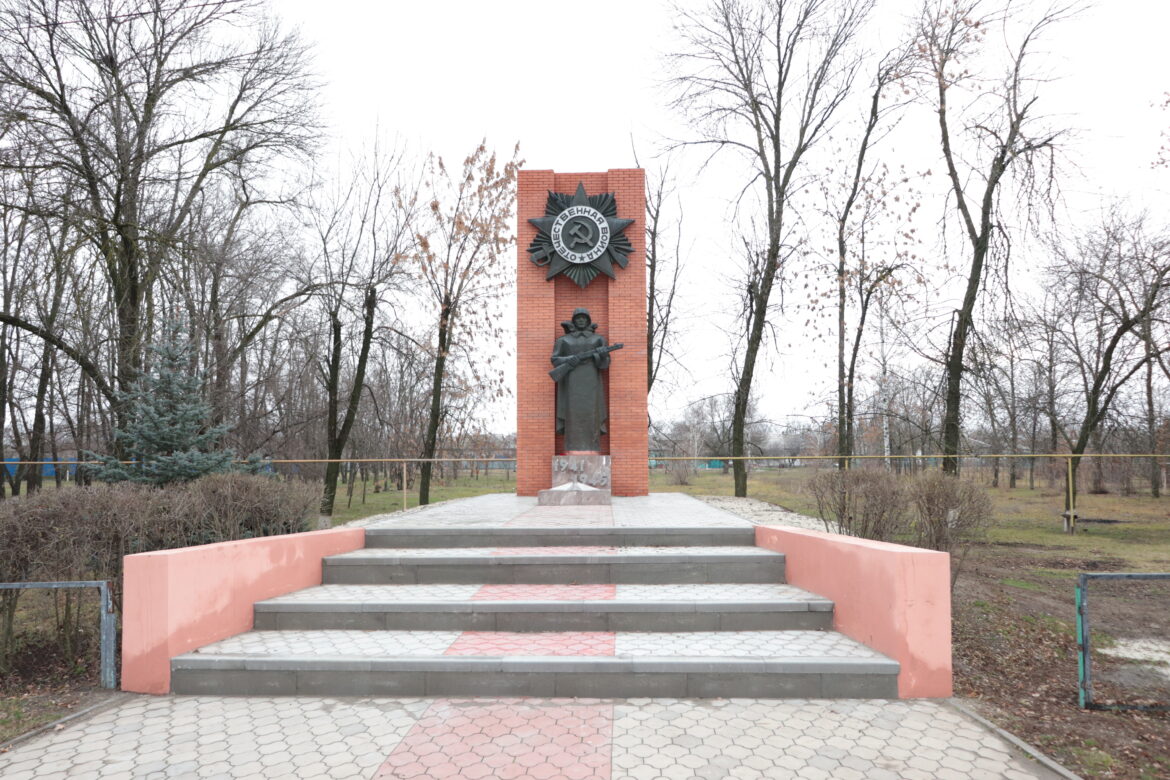 В рамках губернаторской программы «Сделаем вместе!» в поселке Победа отреставрировали монумент воинам, павшим в годы Великой Отечественной войны