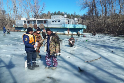 Областные спасатели убедили группу детей покинуть лед