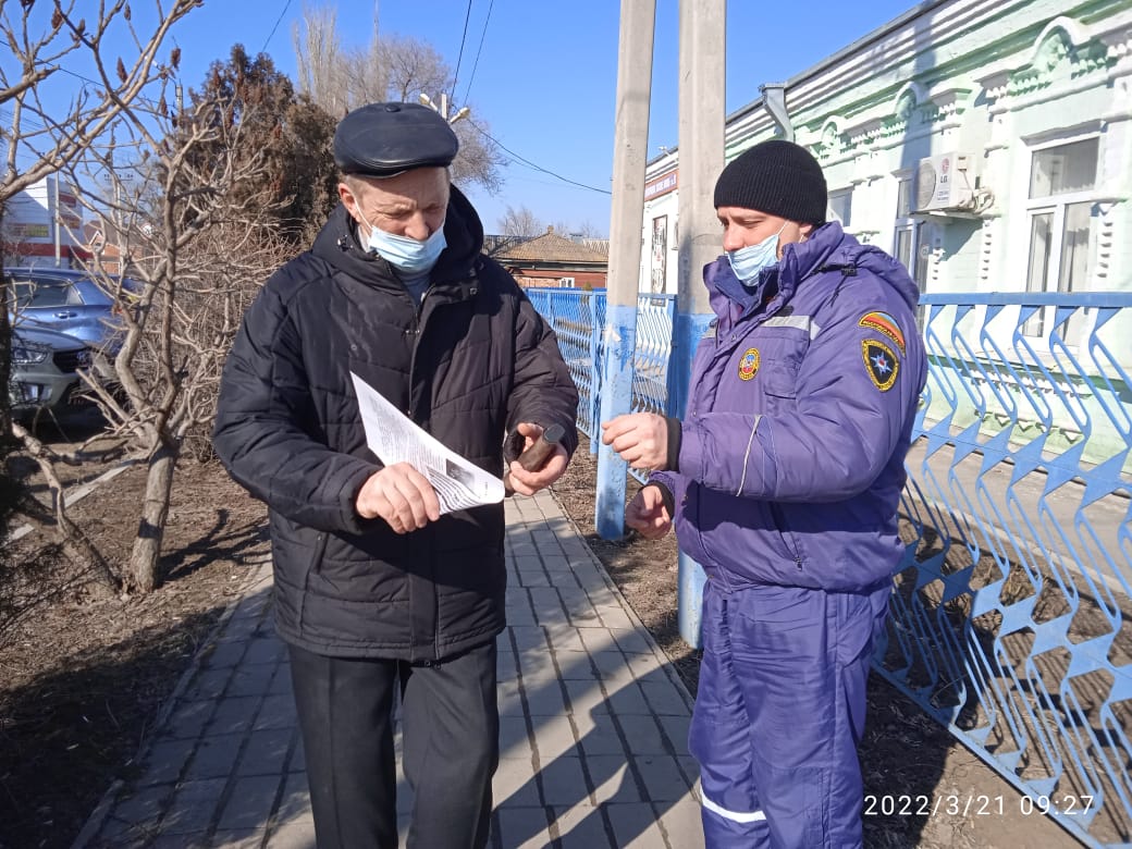 Спасатели проводят профилактические беседы с населением Ростовской области