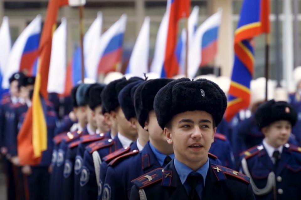 Донские кадеты провели флешмоб в поддержку российской армии