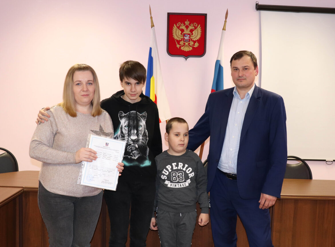 В Волгодонском районе семье Матушинских вручили свидетельство на получение социальной выплаты на приобретение жилья