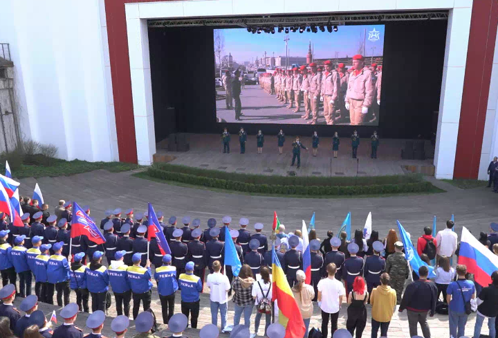 В ростовском парке Октябрьской Революции прошел флешмоб в поддержку российской армии