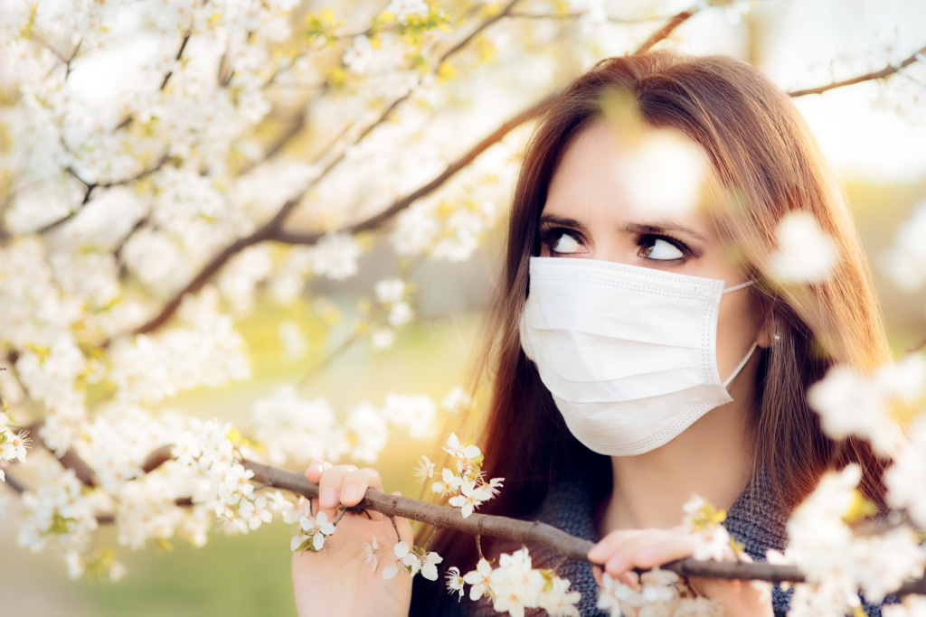 Врач-терапевт: медицинские маски помогут облегчить симптомы аллергии
