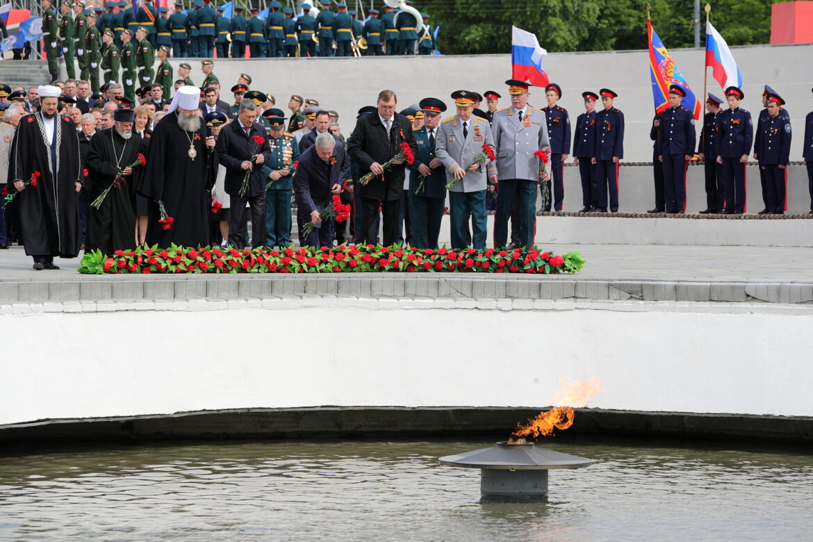 В донской столице возложили гирлянду Славы к мемориалу воинам-освободителям