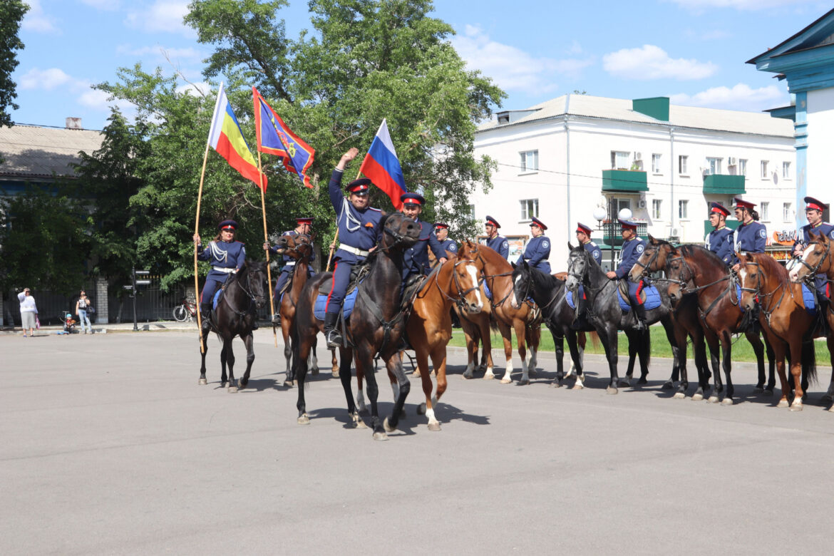 Донские казаки совершили конный переход в честь 117-й годовщины со дня рождения М.А. Шолохова