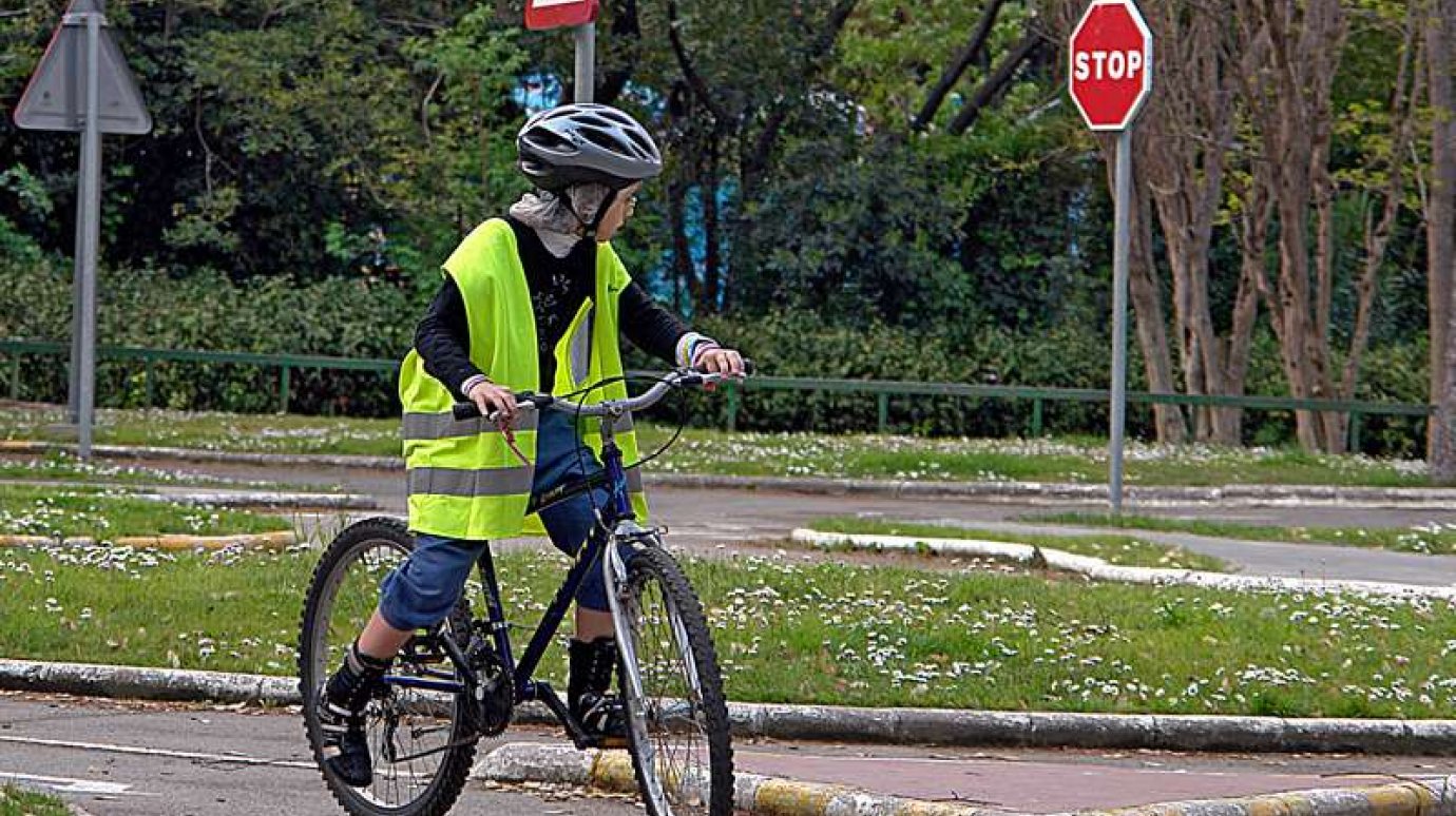 Нарушение велосипедистов пдд. Дети велосипедисты на дороге. Велосипед на дороге. Безопасность велосипедиста на дороге. Ребенок на велосипеде на дороге.