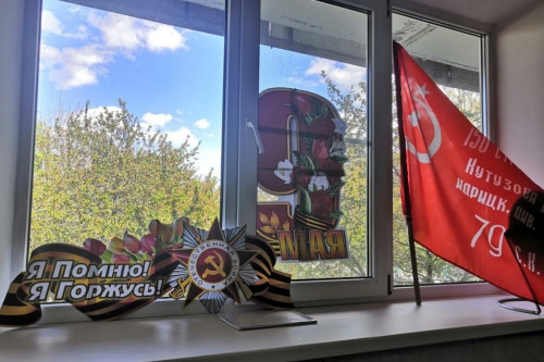 Дончане украшают окна к празднованию Дня Победы