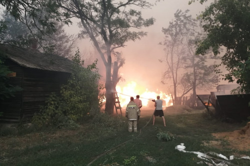 Василий Голубев: «В тушении пожара в Усть-Донецком районе задействовано 498 человек и 115 единиц техники»
