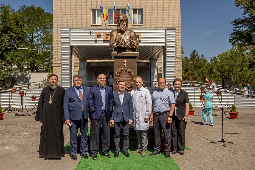 В благодарность медикам – памятник Войно-Ясенецкому в Таганроге
