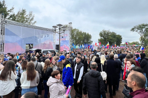 Жители и гости донской столицы поддержали проведение референдумов на митинге-концерте «Своих не бросаем»