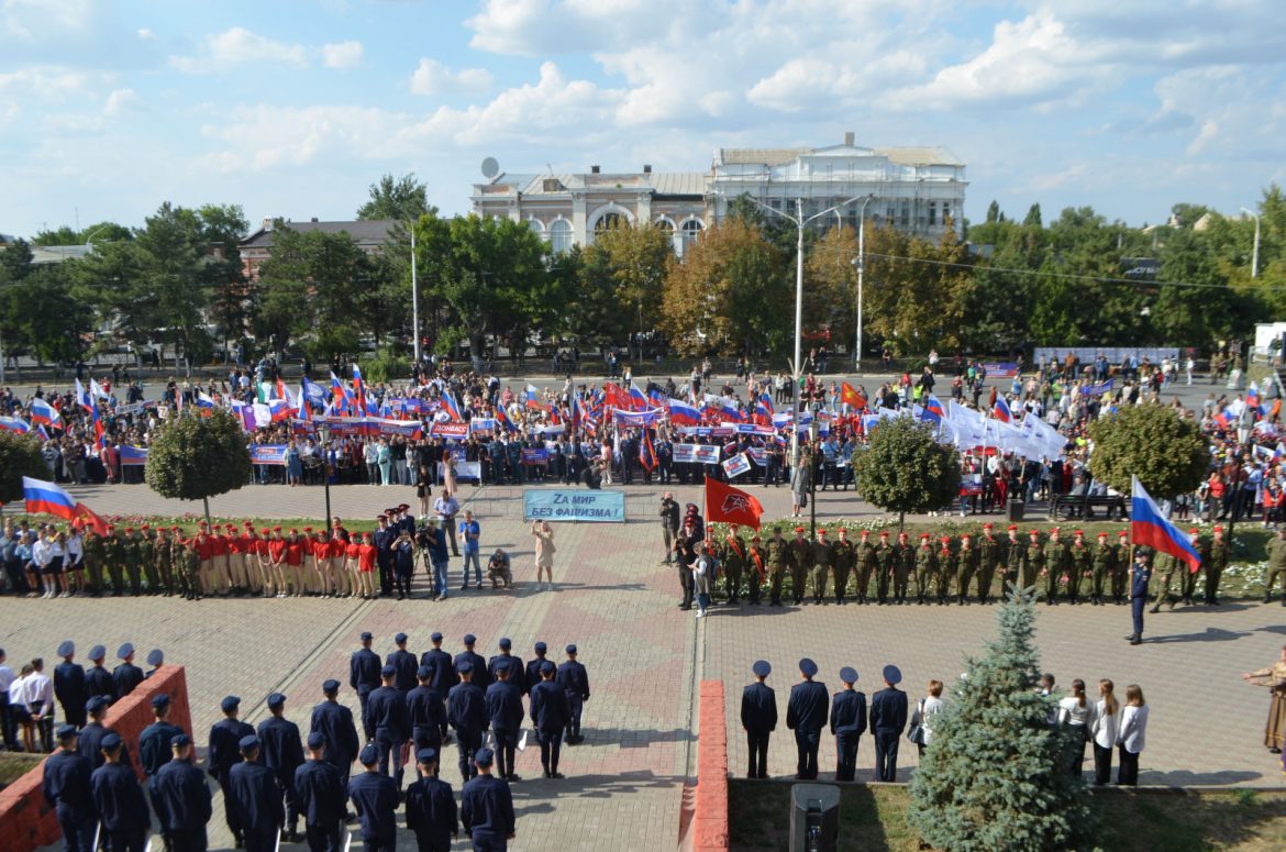 В Новочеркасске больше двух тысяч человек приняли участие в митинге в поддержку Российской армии