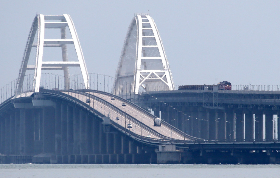 Запущено автомобильное движение по Крымскому мосту
