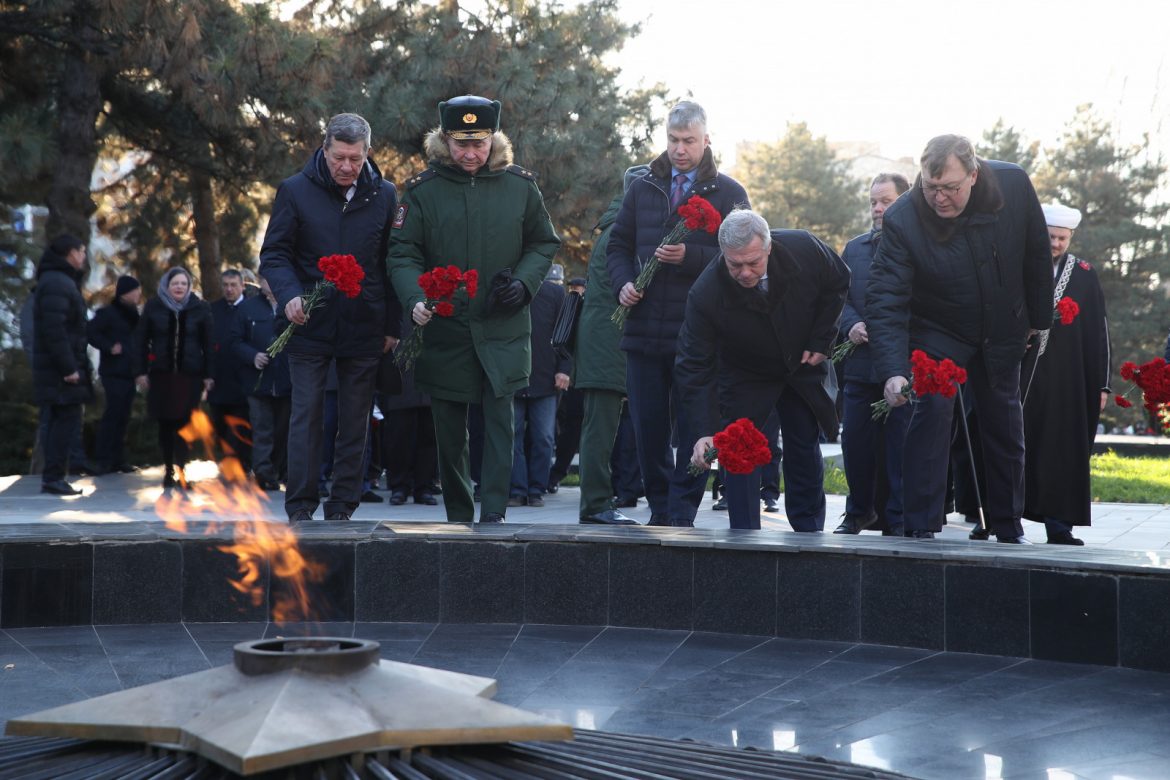 Василий Голубев возложил цветы к мемориалу «Павшим воинам»