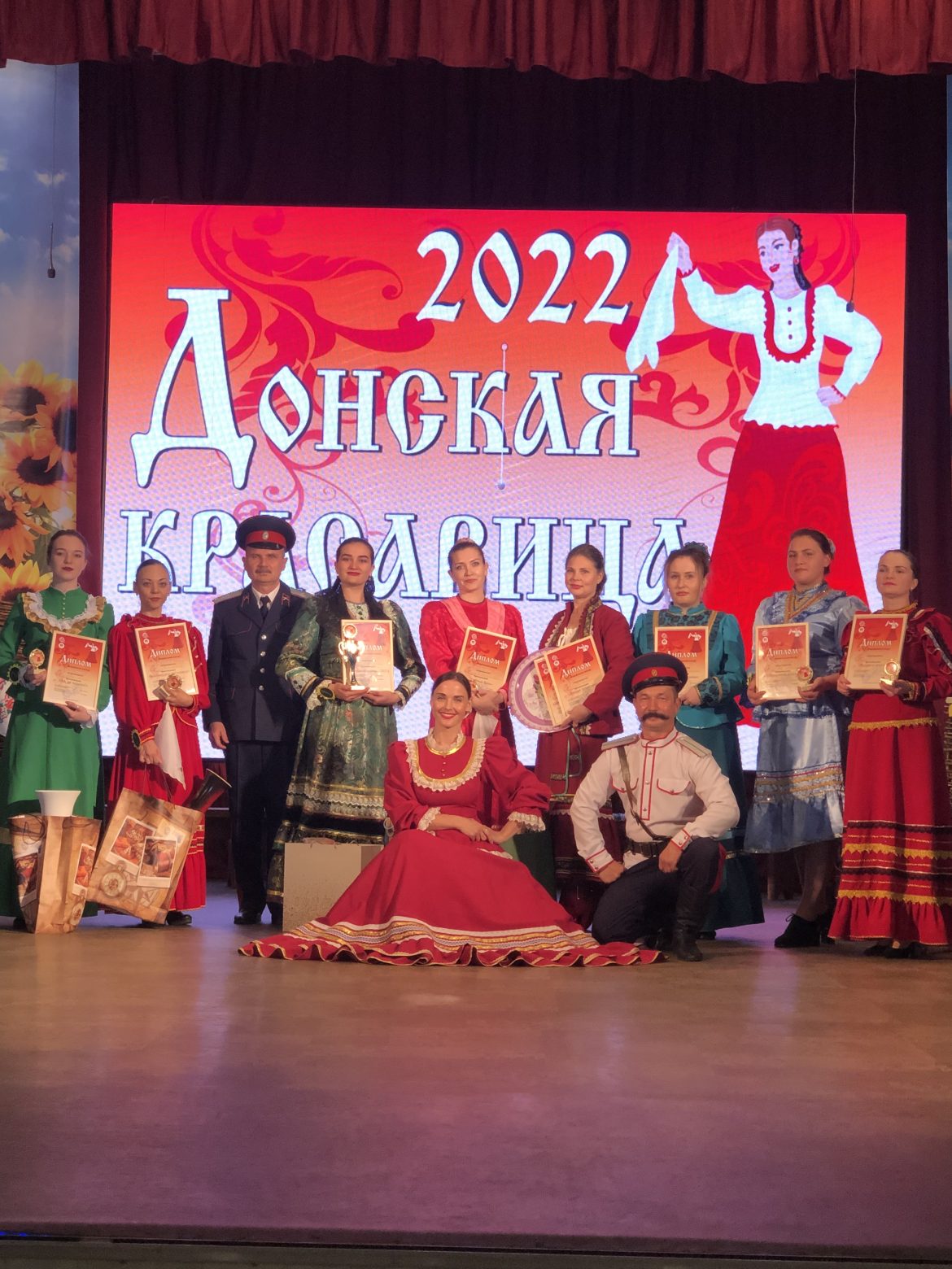 Восемь донских казачек боролись за титул «Донская красавица — 2022»