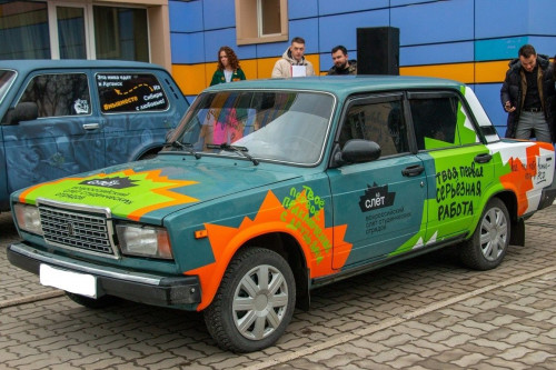 Студотряды подарили два автомобиля с гуманитарной помощью жителям ЛДНР