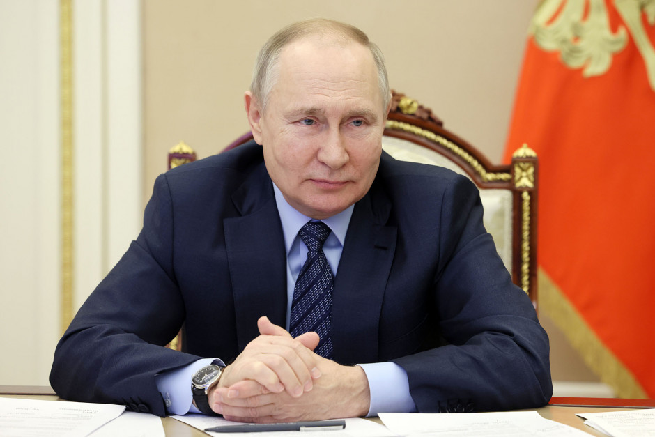 Владимир Путин поручил Правительству увеличить зарплаты бюджетникам в начале 2023 года