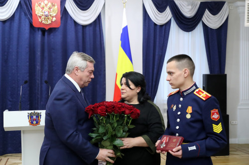 Губернатор вручил орден Мужества сыну героя специальной военной операции