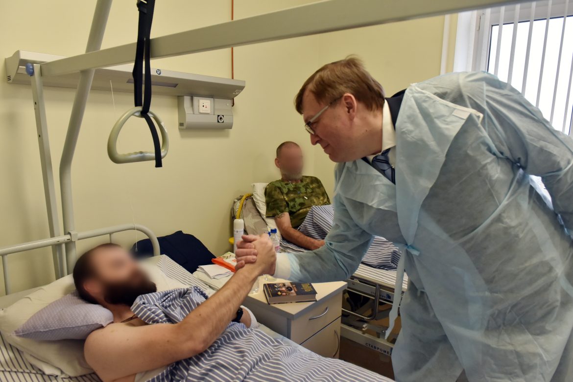 Донские депутаты «Единой России» поздравили коллектив окружного военного госпиталя и военнослужащих