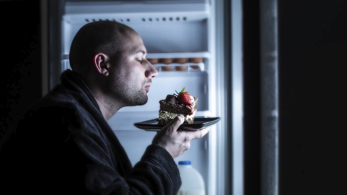 Опрос: четверть россиян регулярно едят по ночам