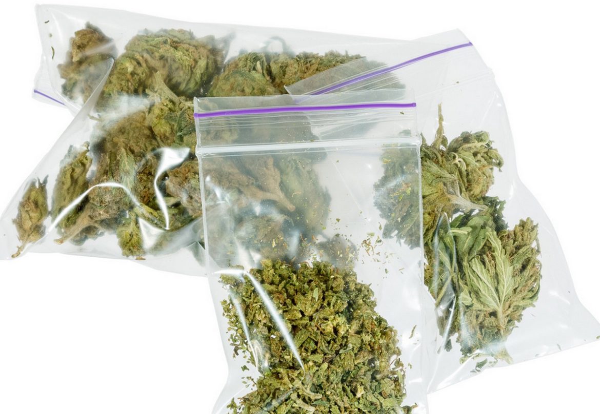 Сбыт наркотиков: у подозреваемого изъяли более 100 свертков с марихуаной