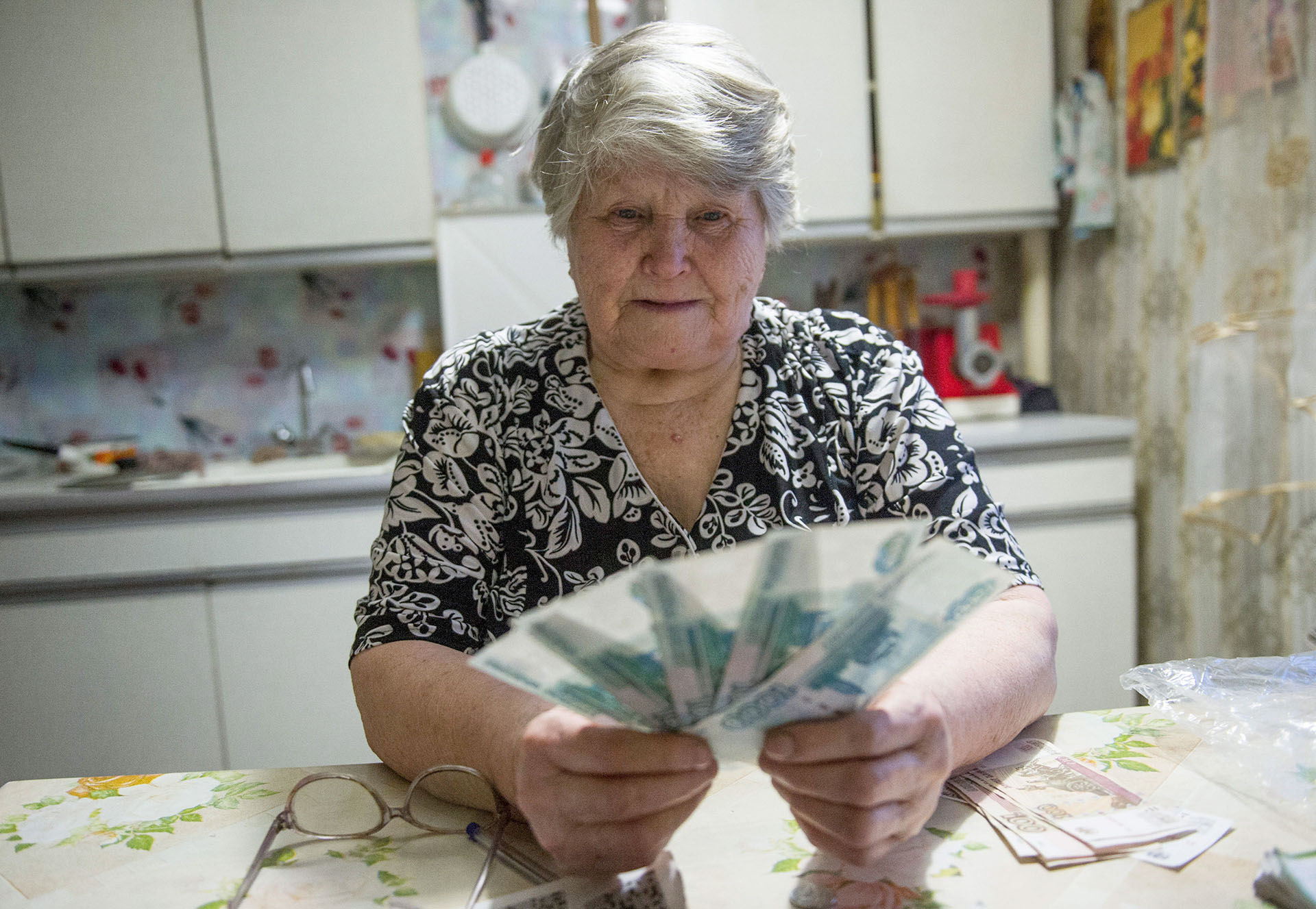 Пенсионерка т. Бабушка с деньгами. Пенсионерка с деньгами в руках. Бабушка с пенсией. Бабушка получает пенсию.