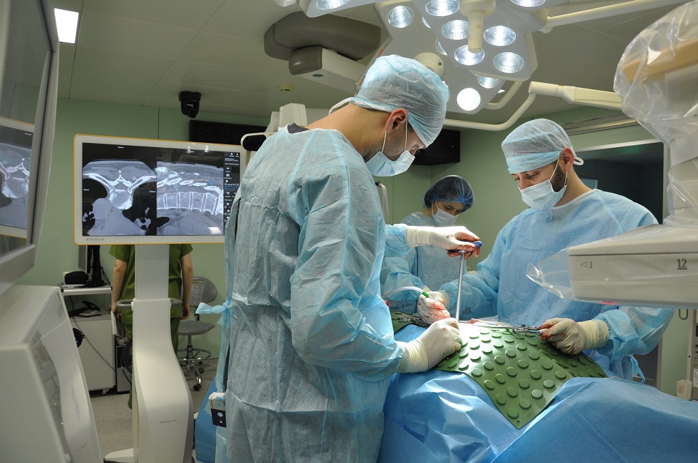 Для лечения опухолей позвоночника российские нейрохирурги начали применять систему цифровой хирургии