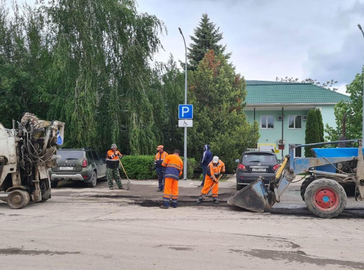 В Волгодонском районе продолжается ямочный ремонт дорог