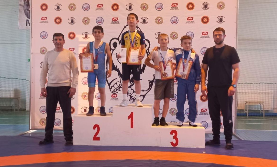 Ансар Адахамов взял «серебро» в межрегиональном турнире по вольной борьбе