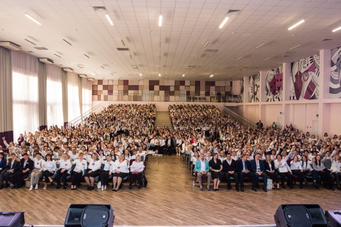 В Ростовской области в едином дне воспитания приняли участие около 1000 советников директоров