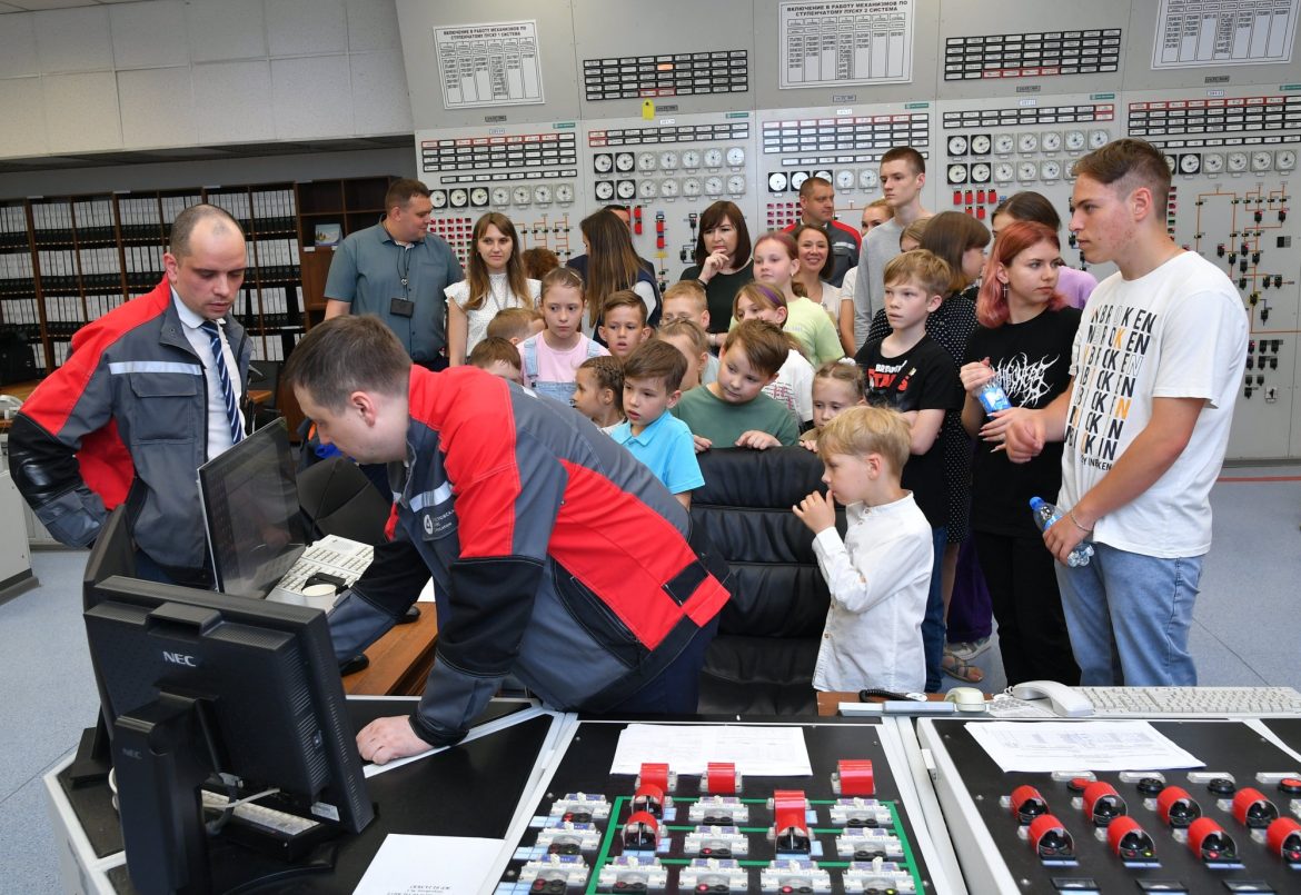 Ростовская АЭС: более 700 детей сотрудников атомной станции приняли участие в проекте «Папина и мамина работа»