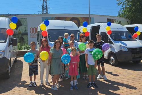 Микроавтобусы получили 16 больших семей Ростовской области