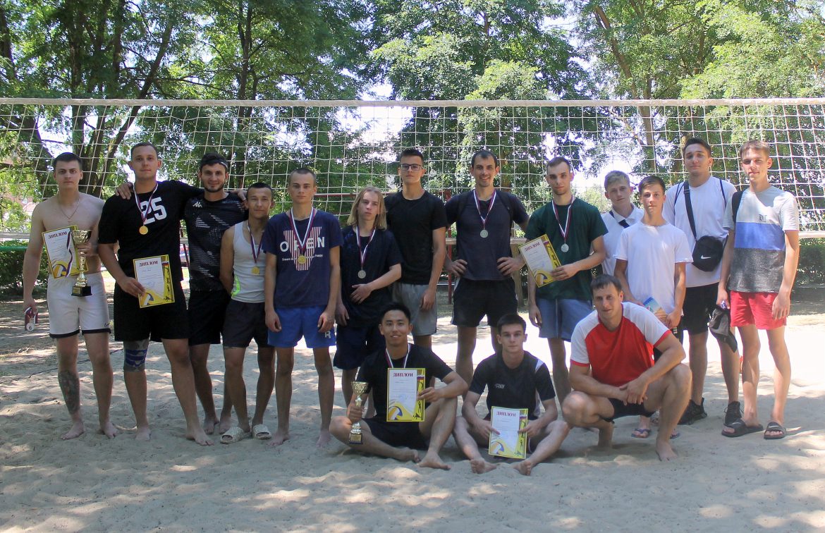 В Волгодонском районе проводятся соревнования по пляжному волейболу среди мужских и женских команд