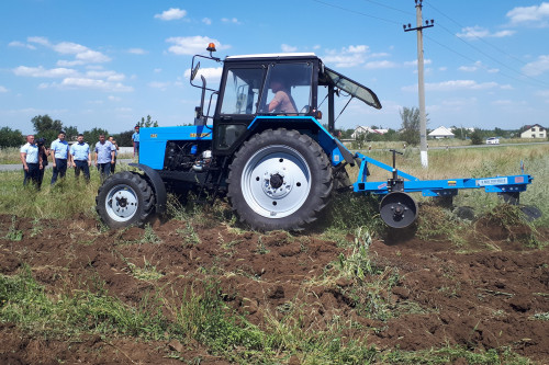 60 тракторов с противопожарным оборудованием  направлены в сельские поселения 19 муниципальных образований Ростовской области
