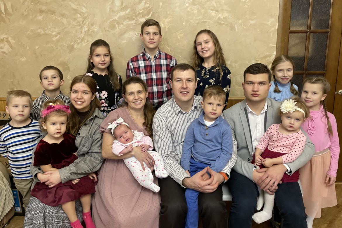 Василий Голубев поздравил донскую Мать-героиню