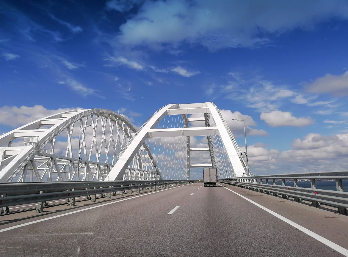 Автомобильное движение по восстановленной части Крымского моста планируют запустить 15 сентября