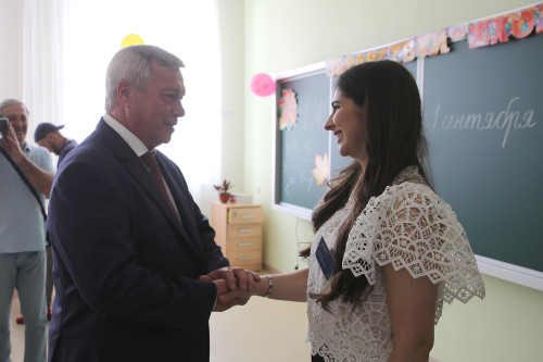 Губернатор Василий Голубев присудил премии донским учителям