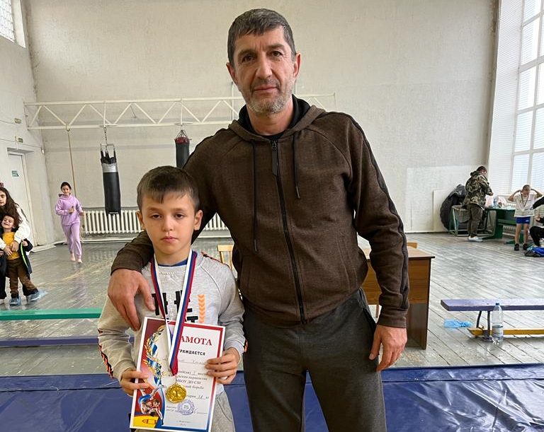 Халит Зейралиев —  чемпион  Открытого первенства по вольной борьбе в г. Морозовск