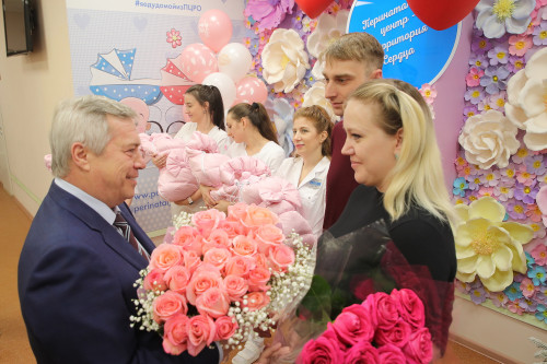 Василий Голубев поздравил с выпиской родителей четверни