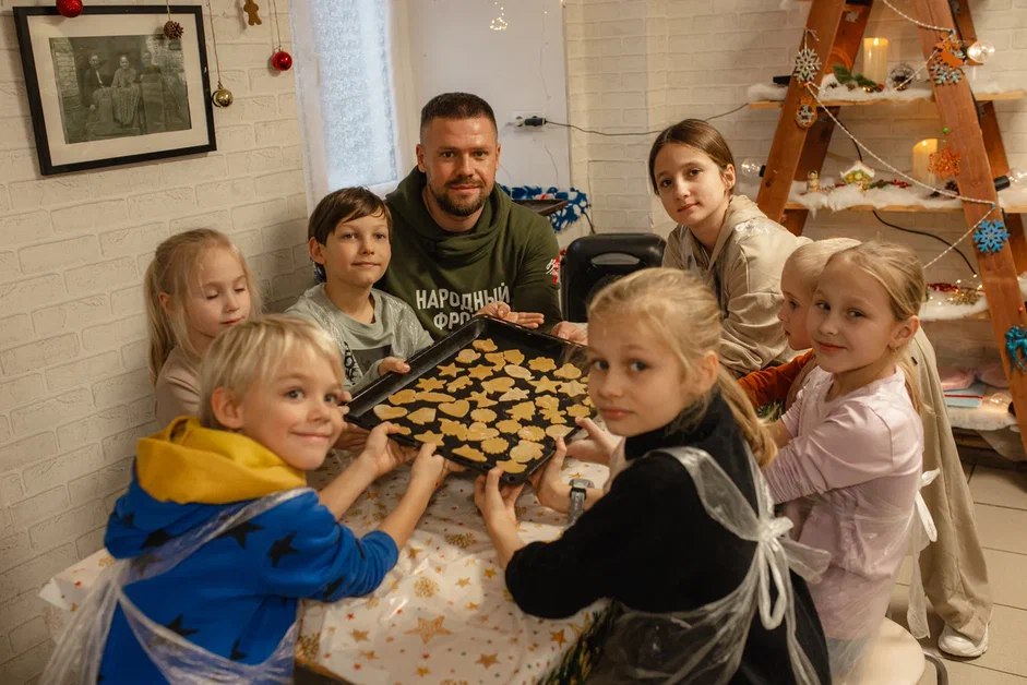 Дети и представители Народного фронта приготовили сладкие угощения для бойцов СВО